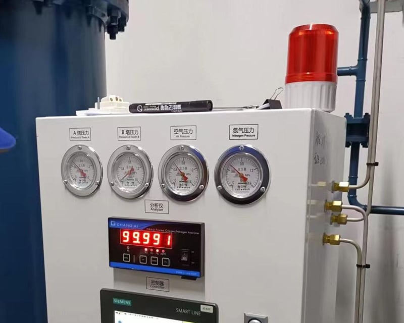 Audible & visual alarm light (automatic alarm when purity/pressure falls below set value or a fault occurs)